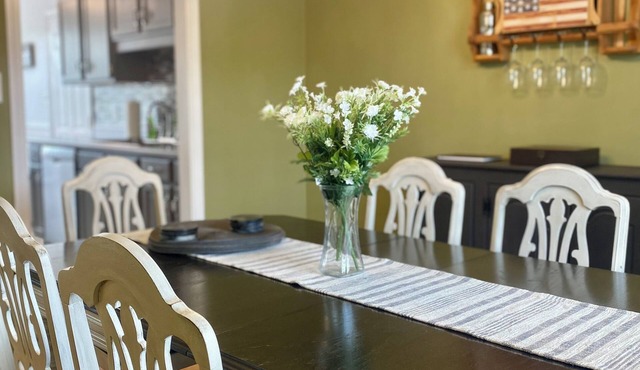 Clean and Cozy, Private Retreat with Huge Backyard