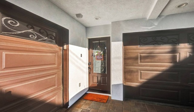 Clean and elegant 2-bedroom house in tranquil Glendale with AC