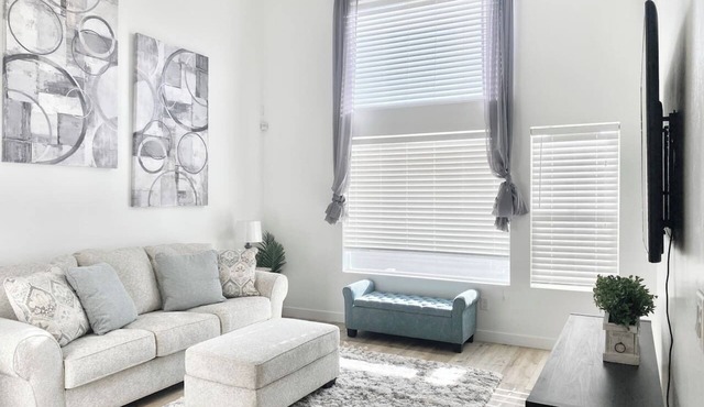 Clean and open remodeled luxury townhouse!