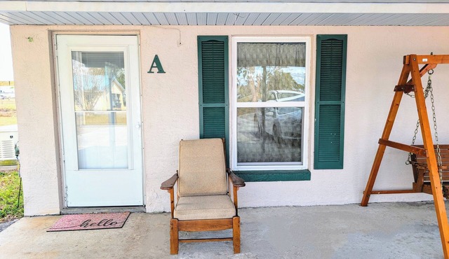 Clean and quiet 1-bedroom apartment, caged saltwater pool, public boat ramp