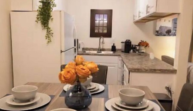 Clean and quiet 2/1.5 townhouse 4 miles from airport