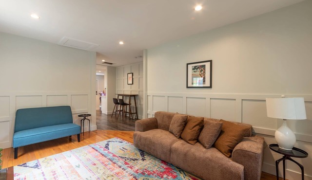 Clean and Quiet 4 bedroom Flat near Downtown and Campus