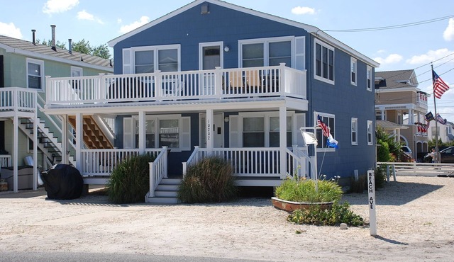 CLEAN AND SPACIOUS BEACH VACATION FAMILY RENTAL - 2ND FLOOR