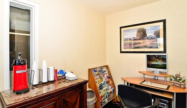 Clean and Safe Stay! Indoor Pool, Pet-friendly, Free Parking and Breakfast!