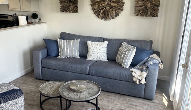 Clean and spacious unit with private balcony 1.5 blks from the beach!