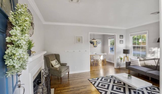 Clean and Stylish Home- walking distance to Tulsa Expo and Route 66.