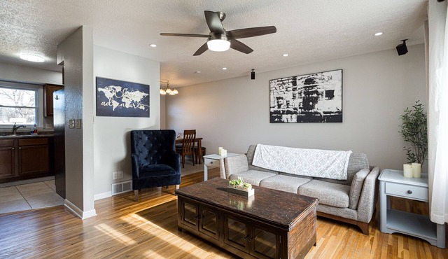 Clean and updated with a Hot TubnMinutes away from the new Bettendorf Waterpark