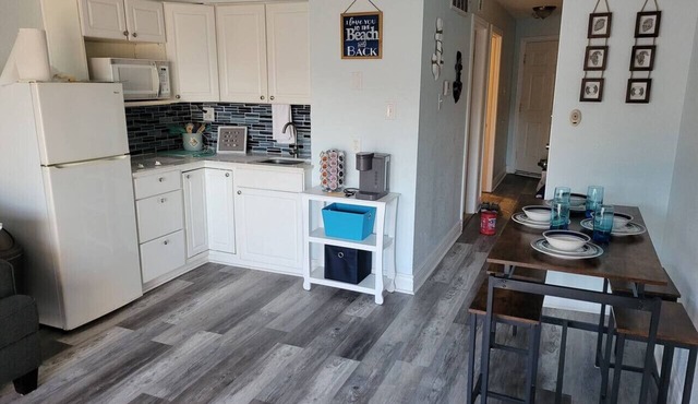 Clean beach style condo on the beach!