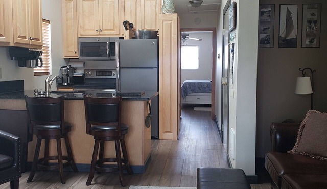 Clean, beautiful condo by Lake Erie! Perfect getaway for a family of four.