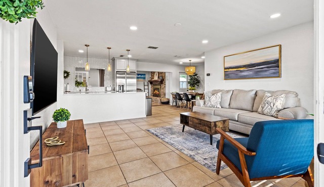 CLEAN/Beautiful Kitchen/POOL/CLOSE TO BEACHES