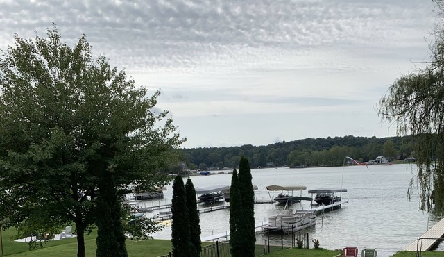 Clean, beautiful lake getaway for the family