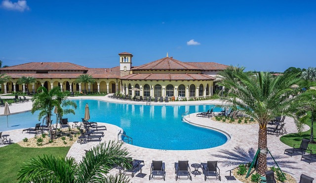 Clean & beautifully decorated villa. Resort like amenities. Great reviews!