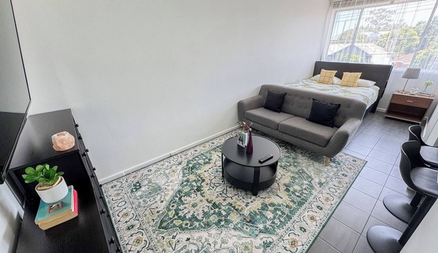 Clean Bright Studio Apartment - Walkable Location