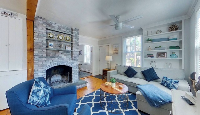Clean & Bright historic cottage steps from the Broadway Restaurant District!