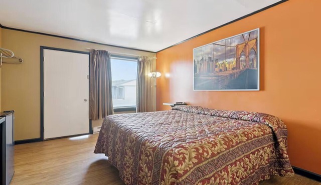 Clean + Budget-Friendly King Room w/Free Parking – Perfect Stopover!
