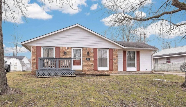 Clean & classic ranch, pet friendly, w/a fenced yard