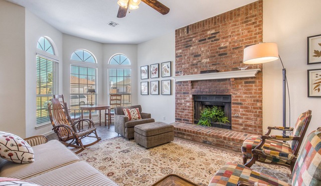 Clean clean clean, full kitchen, play area, quiet 3/2 - near Antiques & aquarium
