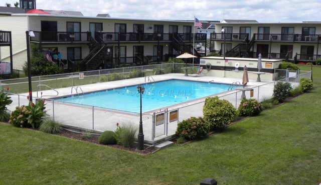 Clean, Comfortable 2 bedroom condo on bayside. Pool, Wifi