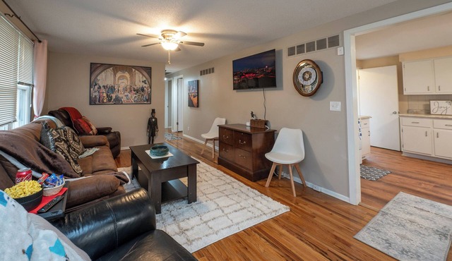 Clean, comfortable 3BR/1.5BA in Gladstone with dog-friendly fenced yard, all bedrooms/baths on the ground floor, and easy highway access. Available 5/15–7/31