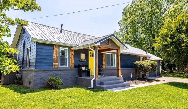 Clean, comfortable and spacious in Maryville. 3 BR, 2 BA, conveniently located.