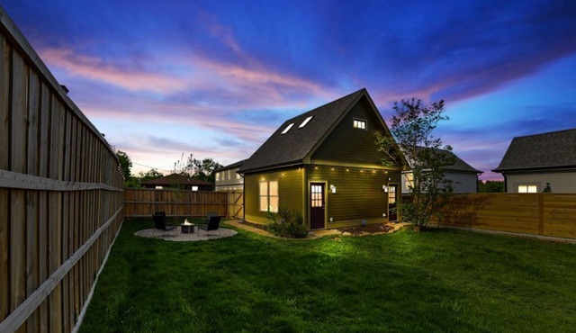 Clean, comfortable and modern cottage in trendy and historic Lockeland Springs