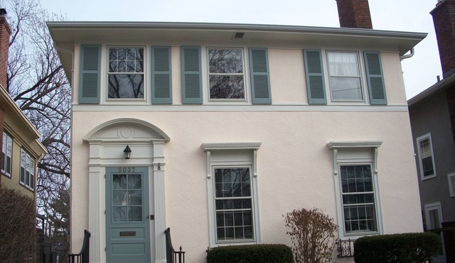 Clean, comfortable & convenient upper level duplex in southwest Minneapolis.