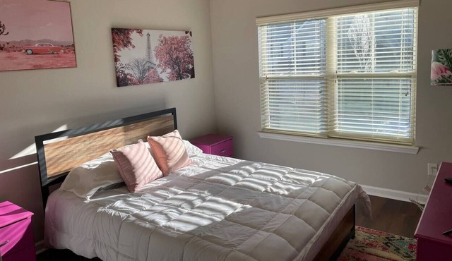 Clean, Comfortable & Convenient to everything downtown Greenville!