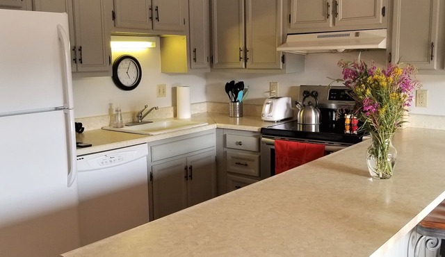 Clean, comfortable, quiet condo near it all in Summit County! Pool and hot tub!