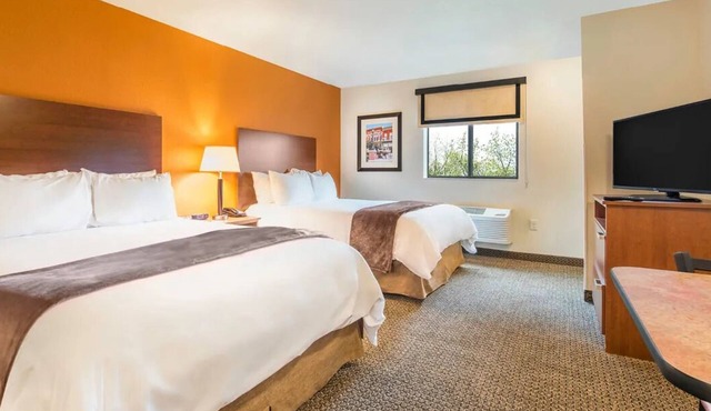 Clean, Comfortable Stay near Lebanon’s Historic Square & State Park Trails