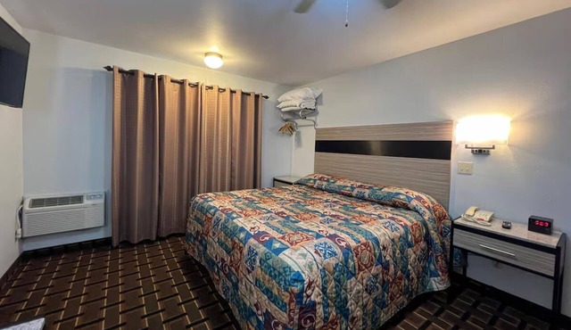Clean + Comfortable Room Near Local Dining, w/Free Parking