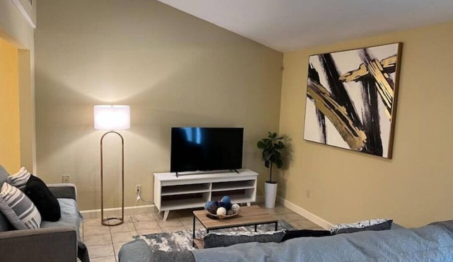 Clean & Comfy 3 BR 2 Bath Townhouse W/Amenities