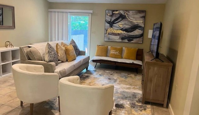 Clean & Comfy 3 BR 2 Bath Townhouse 4 Queen beds