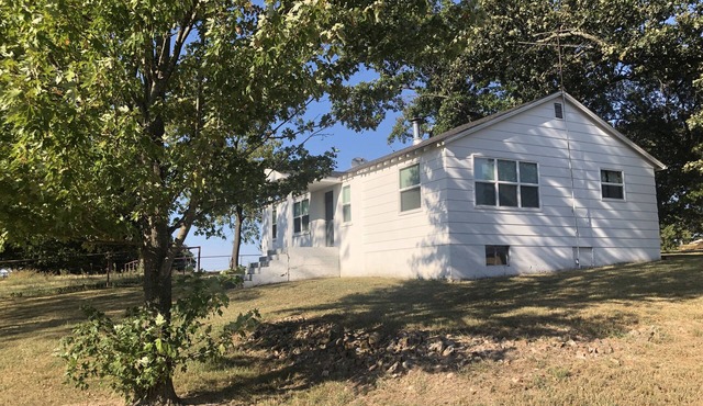 Clean, comfy and cute farmhouse between Joplin and Neosho, easy access to I-49.