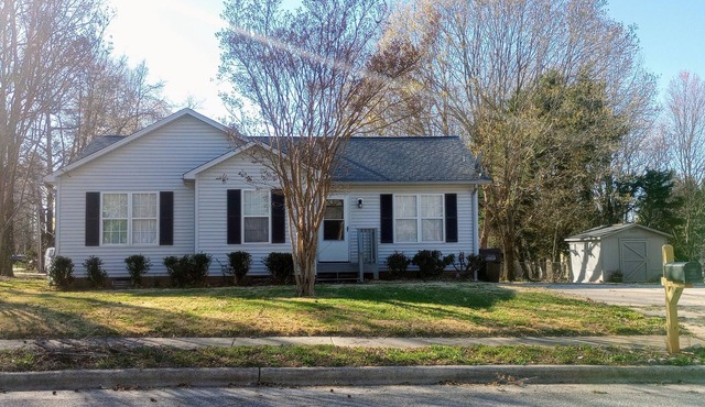 Clean Comfy Cottage - Near Downtown High Point Furniture Market, Hospitals & HPU