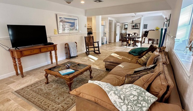 Clean&Comfy Poolside veranda, Premium cable, River access & boat slip available