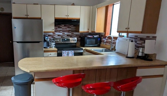 Clean, comfy & quiet Poconos Chalet
