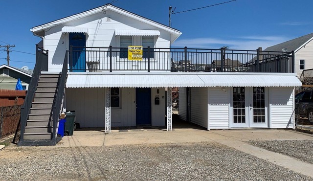 Clean/cozy, 2 bed room, 2 BLK to beach, huge Terrace, free parkings+4 pass