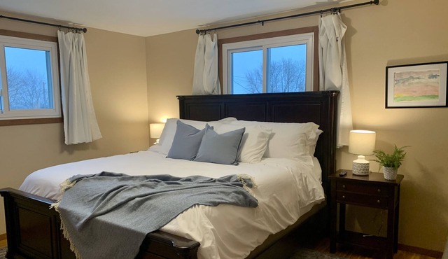 Clean & Cozy 2 Bedroom w/ King Bed on the East Side
