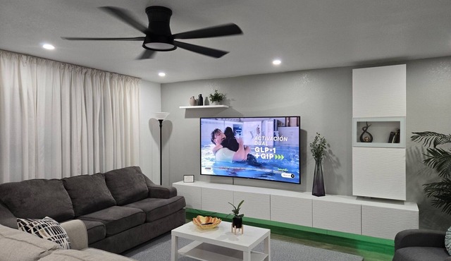 Clean, cozy and modern house, few minutes to the Airport, beaches and malls.