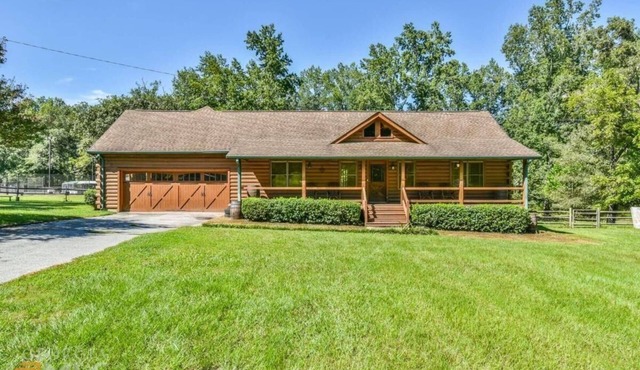 Clean & Cozy Cabin in the Woods