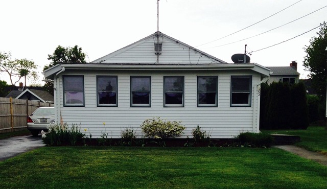 Clean Cozy Cottage, great location, walk to the beach!