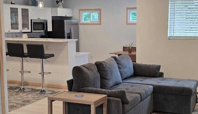 Clean & Cozy Cottage - Lake Views + Private Hot Tub