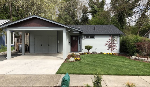 Clean & Cozy Cottage in Grants Pass, OR