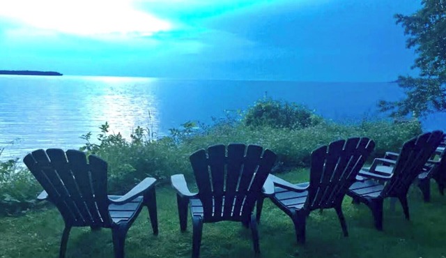 Clean Cozy Door County Cottage. Waterfront Property, WiFi.
