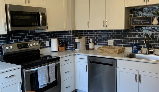 Clean & Cozy Downtown Bungalow