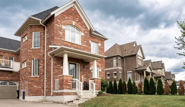 Clean & Cozy Home Near Downtown