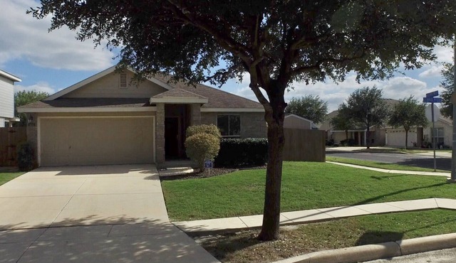 Clean & Cozy Home for BMT Graduation 2 miles away from Lackland Air Force Base