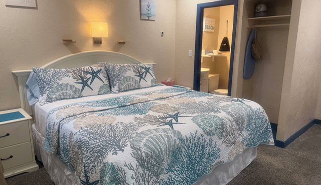 Clean & Cozy King Room in Buzzards Bay available weeky