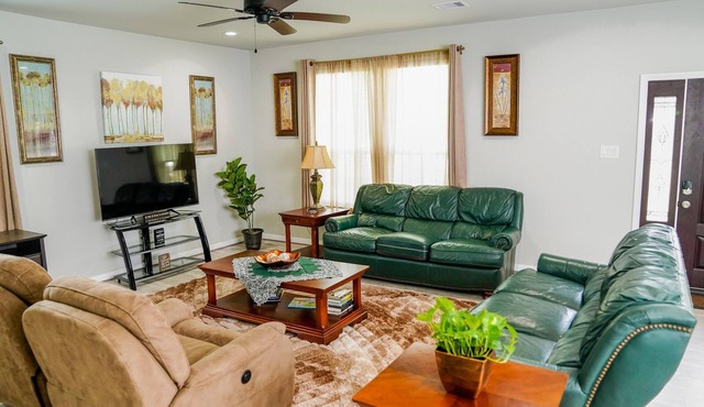 Clean & Cozy new Home, 30 mins to George Bush INTL/downtown 5 mins to woodlands