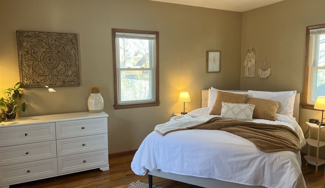 Clean Cozy Old Town Bungalow